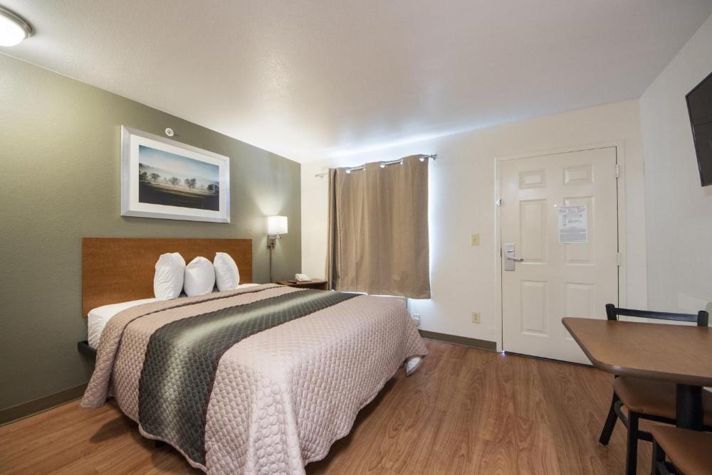 Studio Queen Room Disability Access Non-Smoking interior